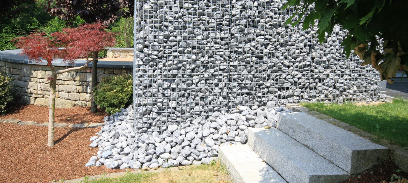 Gabionenwand aus Gabionensteinen grau