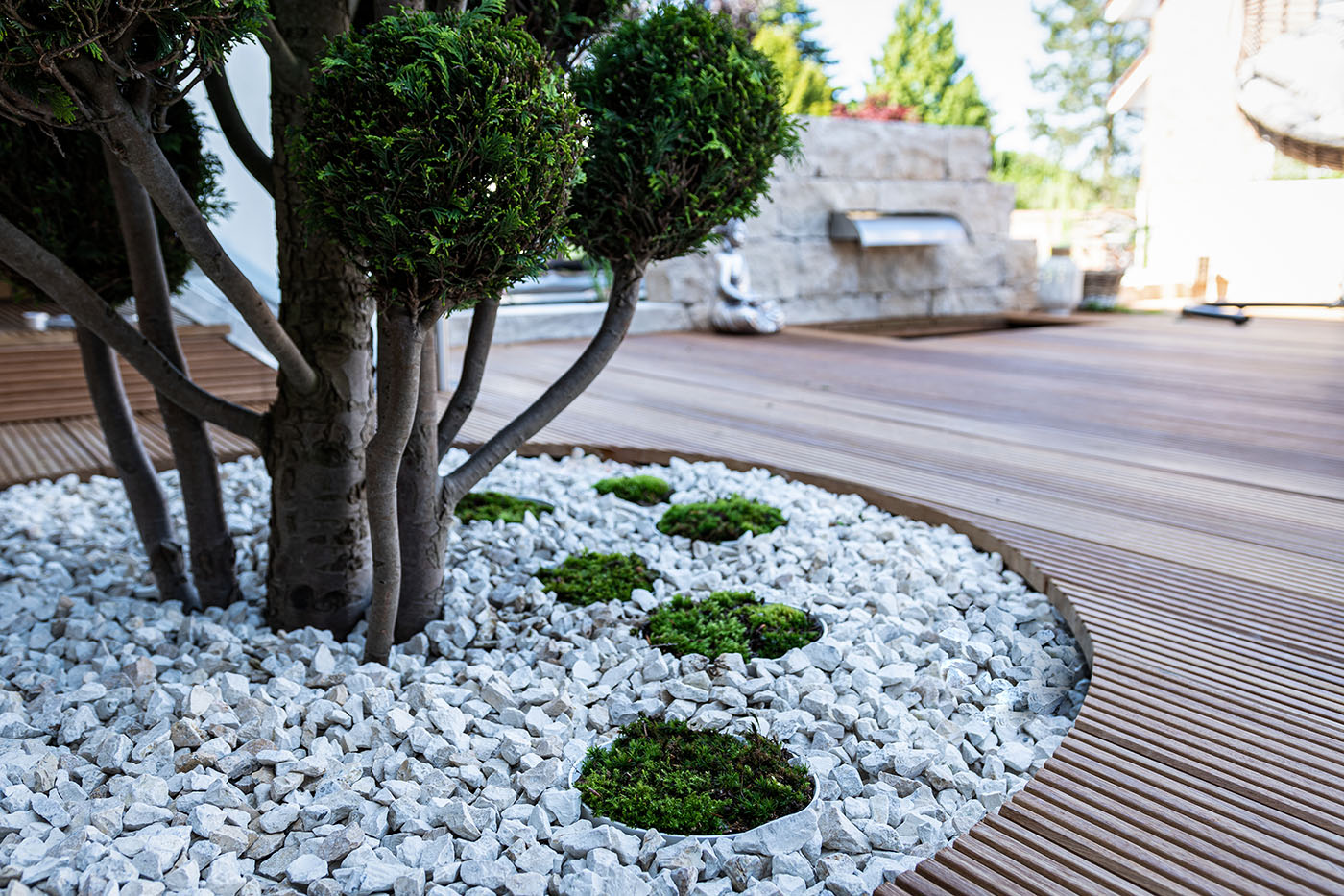 Terrasse mit kreativer Kieseinfassung