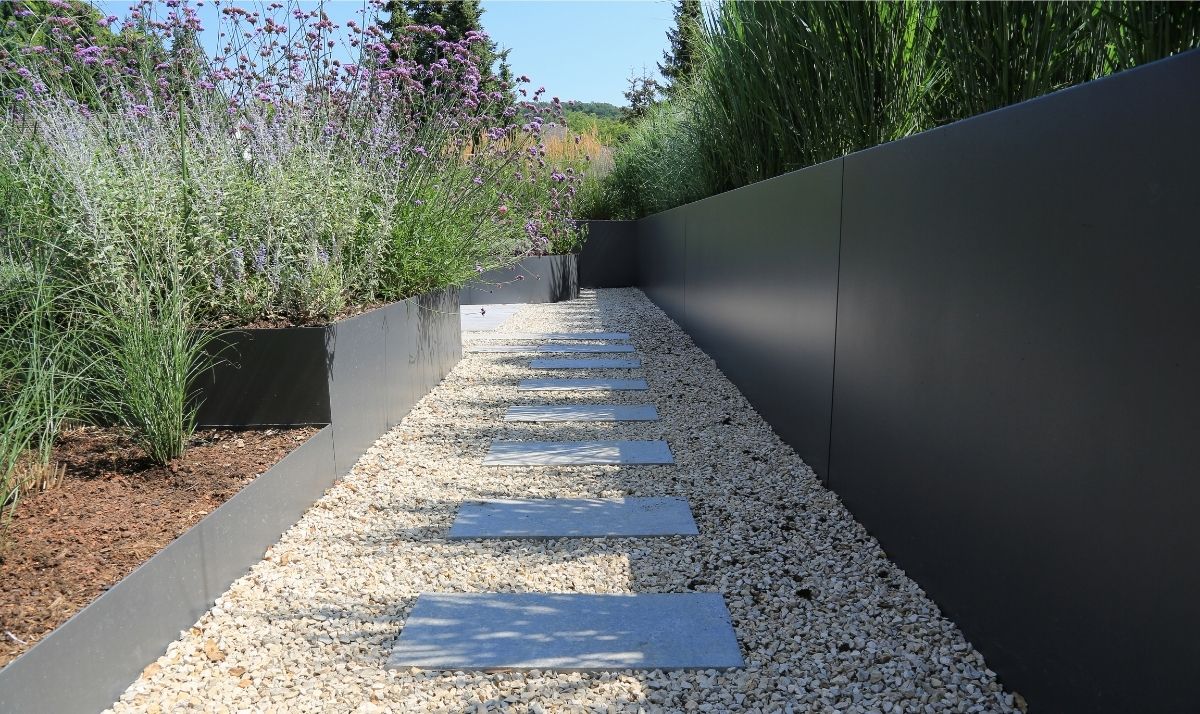 Schöner Gartenweg mit Zierkies