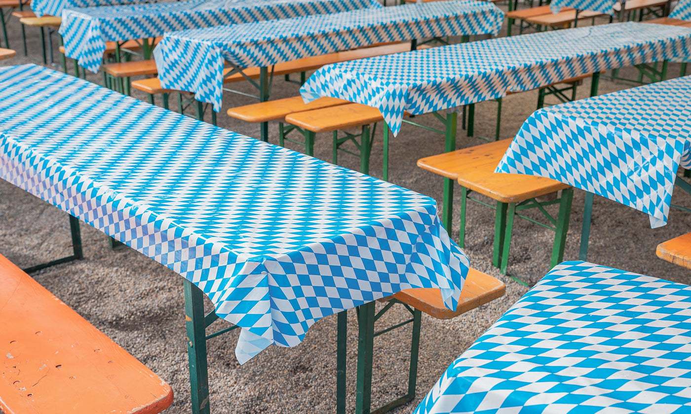 Biergarten mit Tischgarnitur auf grauem Kies 