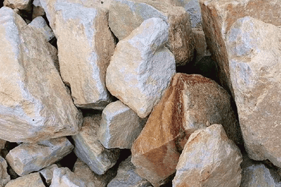 Steingröße 60-200 mm -- Mediterraner Stein mit bunten Farbanteilen - Zierkiese.de